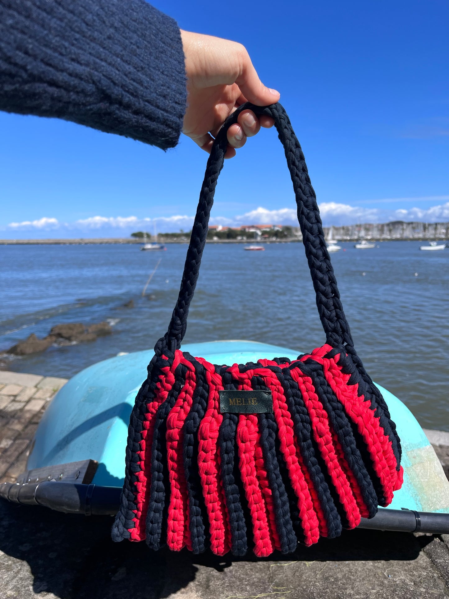 Sac rayé bleu et rouge en crochet - Fait main